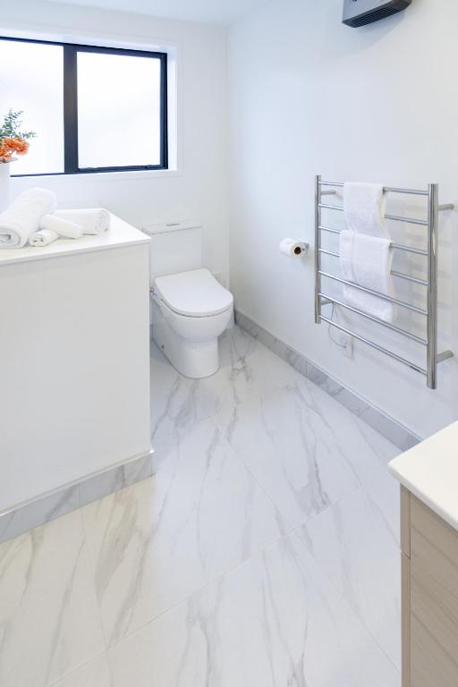 Stylish LUX Homes 4 Bed CBD Walk to Cafes and Latimer - Resim 18