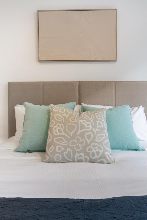 Stylish LUX Homes 4 Bed CBD Walk to Cafes and Latimer - Resim 11