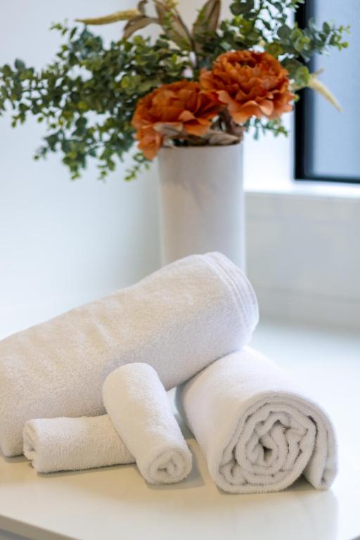 Stylish LUX Homes 4 Bed CBD Walk to Cafes and Latimer - Resim 3