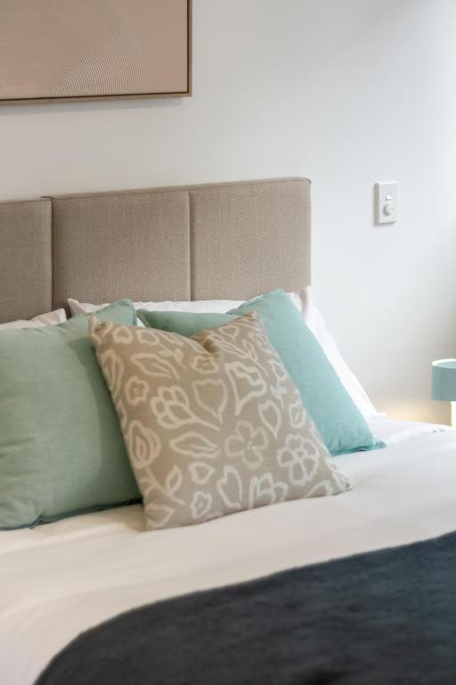 Stylish LUX Homes 4 Bed CBD Walk to Cafes and Latimer - Resim 37