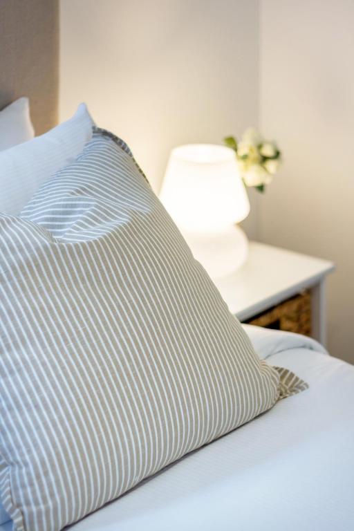 Stylish LUX Homes 4 Bed CBD Walk to Cafes and Latimer - Resim 40