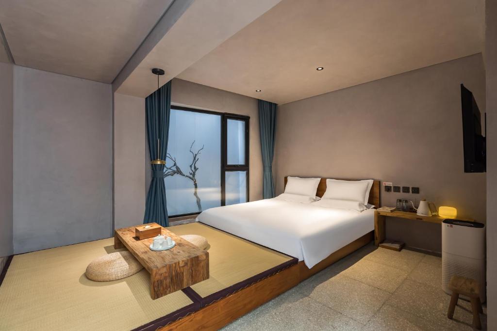 Postel nebo postele na pokoji v ubytování 北京重构空间酒店天安门王府井店
