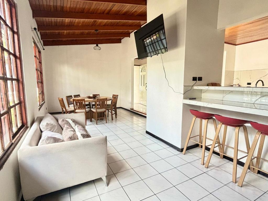 Kuhinja oz. manjša kuhinja v nastanitvi Charming house 5 min airport with Ac