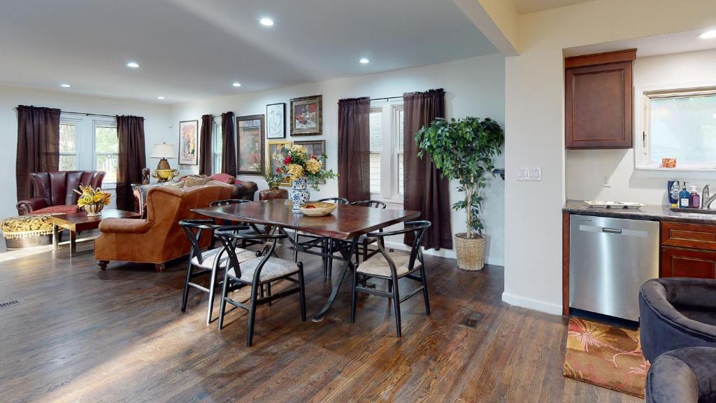 Family Friendly Grosse Pointe Beauty - Housity