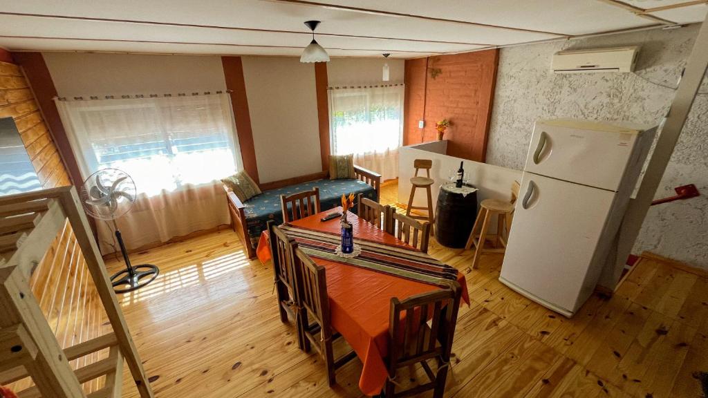 a kitchen and dining room with a table and a refrigerator at Refugio Mendoza in Godoy Cruz