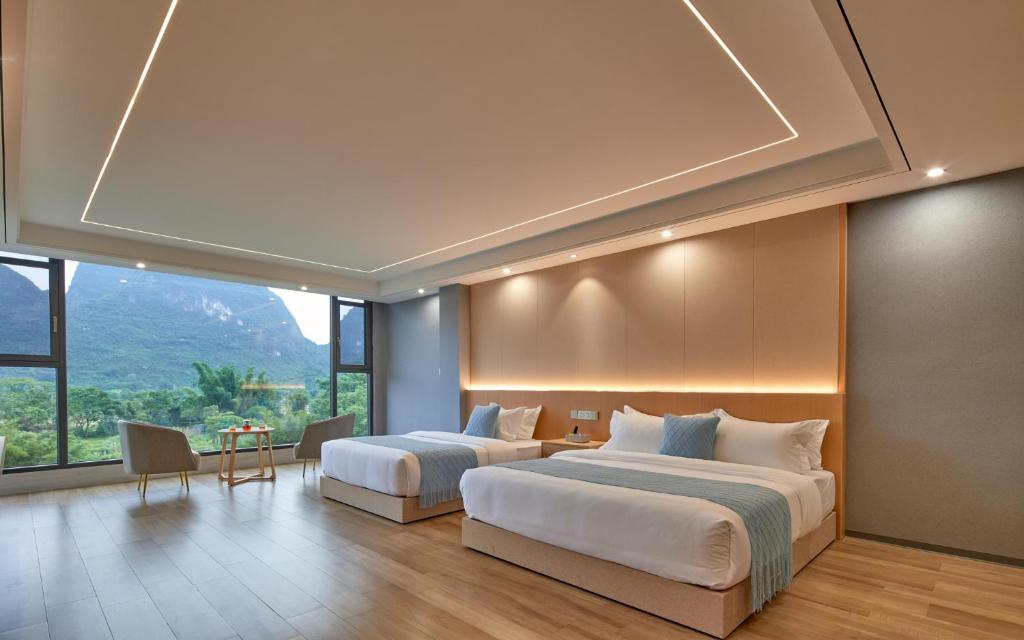 Postel nebo postele na pokoji v ubytování Yangshuo Lakeside Inn