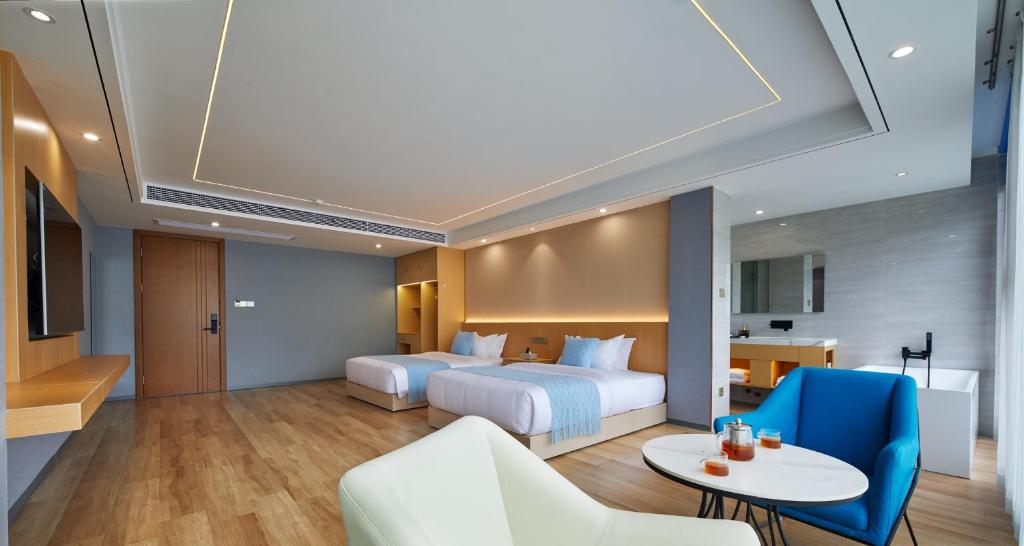 TV a/nebo společenská místnost v ubytování Yangshuo Lakeside Inn