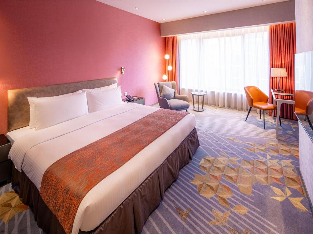Postel nebo postele na pokoji v ubytování Grand Emperor Hotel