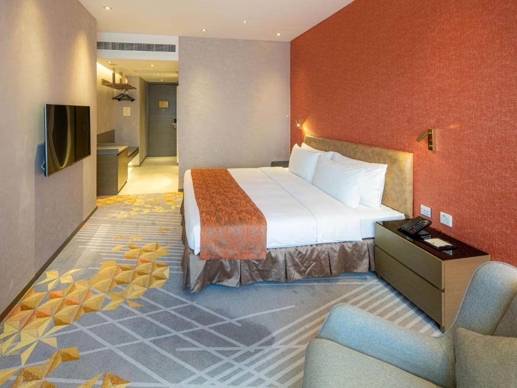 Postel nebo postele na pokoji v ubytování Grand Emperor Hotel