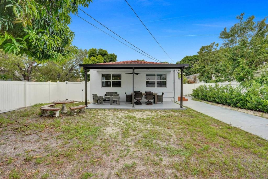 un cortile con capanno con tavolo da picnic di Hollywood Lux Retreat a Hollywood