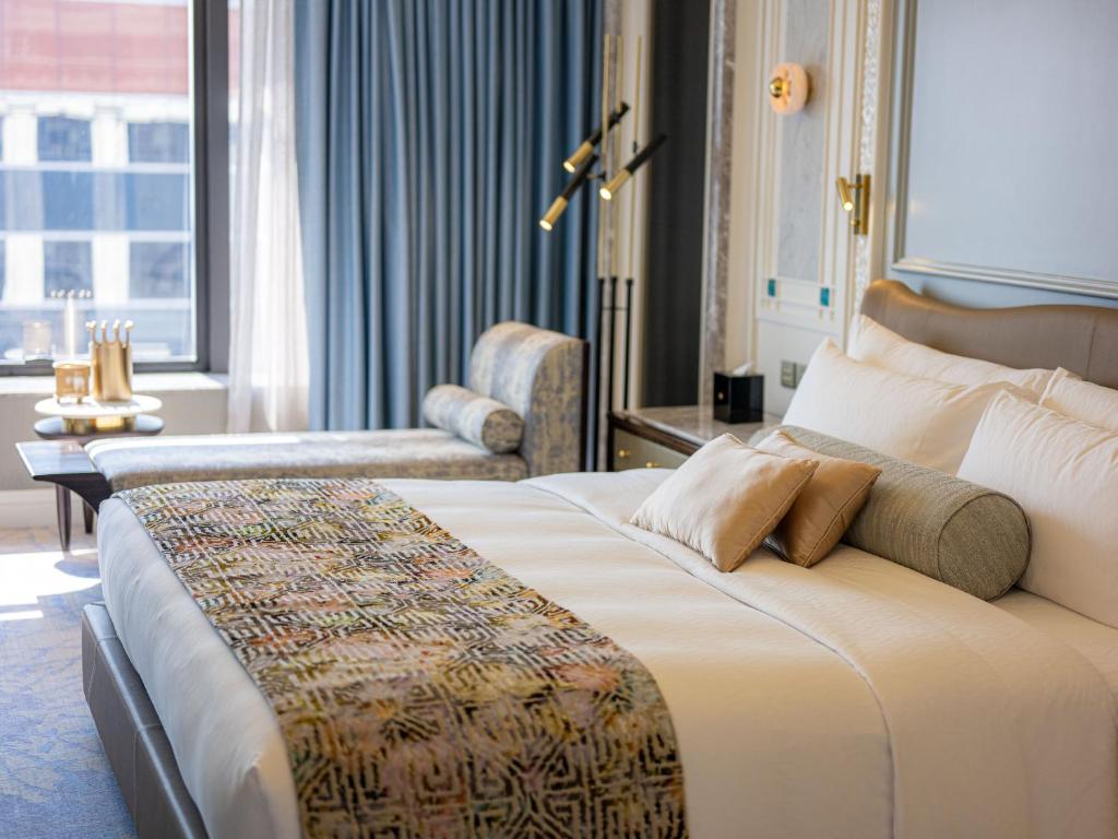 Postel nebo postele na pokoji v ubytování Grand Emperor Hotel