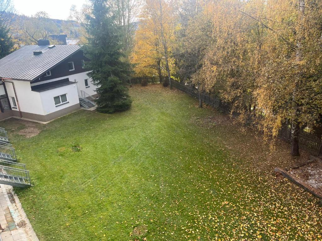 Aed väljaspool majutusasutust Byt v Železné Rudě u sjezdovky s vlastním parkováním
