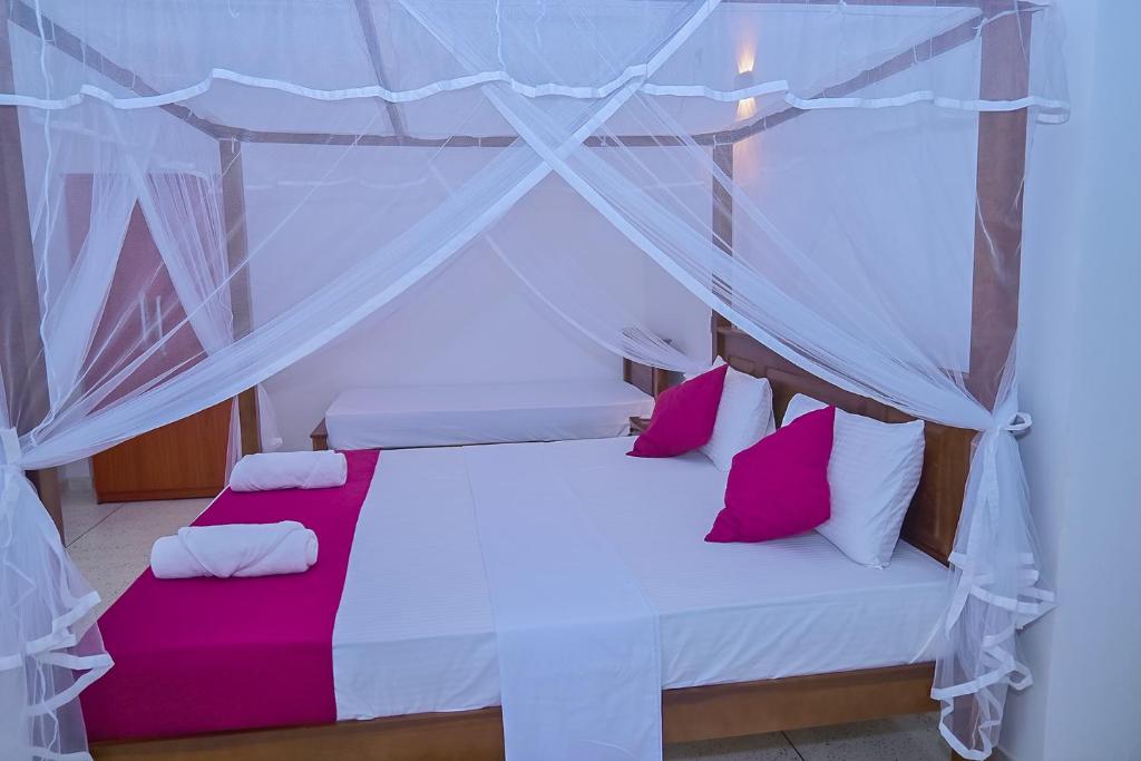 Postel nebo postele na pokoji v ubytování SPRING VILLA AHANGAMA