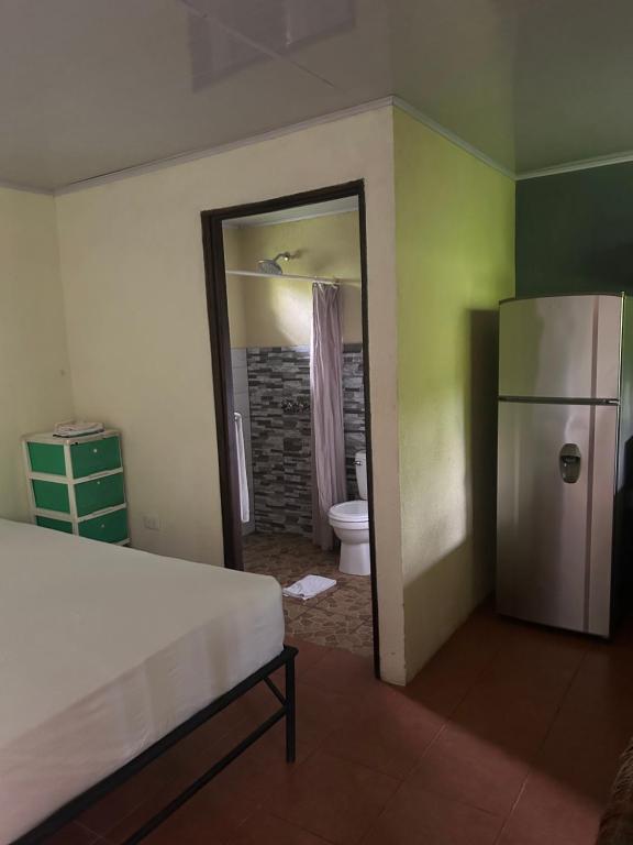 Postel nebo postele na pokoji v ubytování Granja Agua Azul, Wi-FI,AC-WC,Parking,la Fortuna