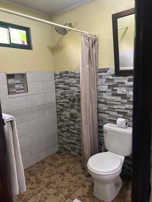 Koupelna v ubytování Granja Agua Azul, Wi-FI,AC-WC,Parking,la Fortuna