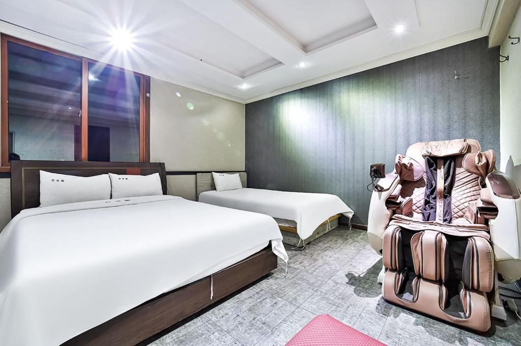 Postel nebo postele na pokoji v ubytování Khan Motel