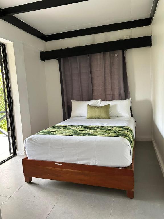 Rúm í herbergi á Yatu Lau Transit Hotel
