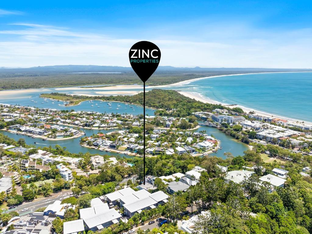 una vista aerea di Kings Beach con il cartello di zing di Noosa Views 4 Noosa Drive 33 Stylish Coastal Retreat a Noosa Heads