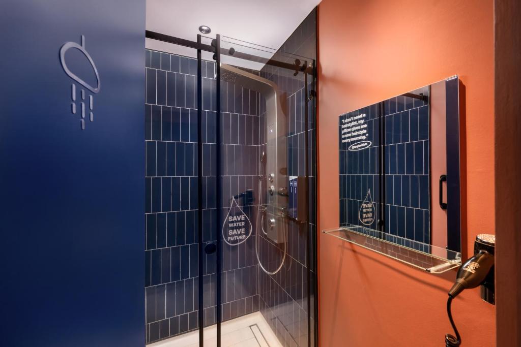 セパンにあるKepler Club KLIA Terminal 1 - Airside Transit Hotelのバスルーム(シャワー、鏡付)