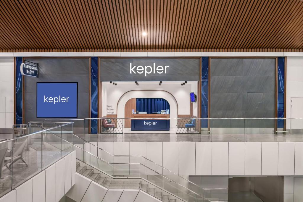 セパンにあるKepler Club KLIA Terminal 1 - Airside Transit Hotelのロビーの壁に看板