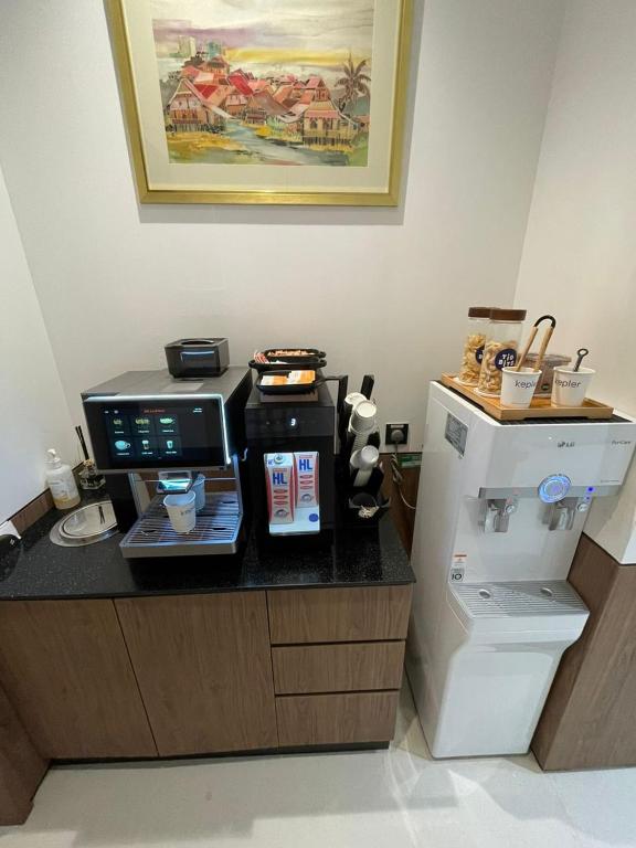 セパンにあるKepler Club KLIA Terminal 1 - Airside Transit Hotelのキッチン(トイレの隣のカウンターに電子レンジ付)