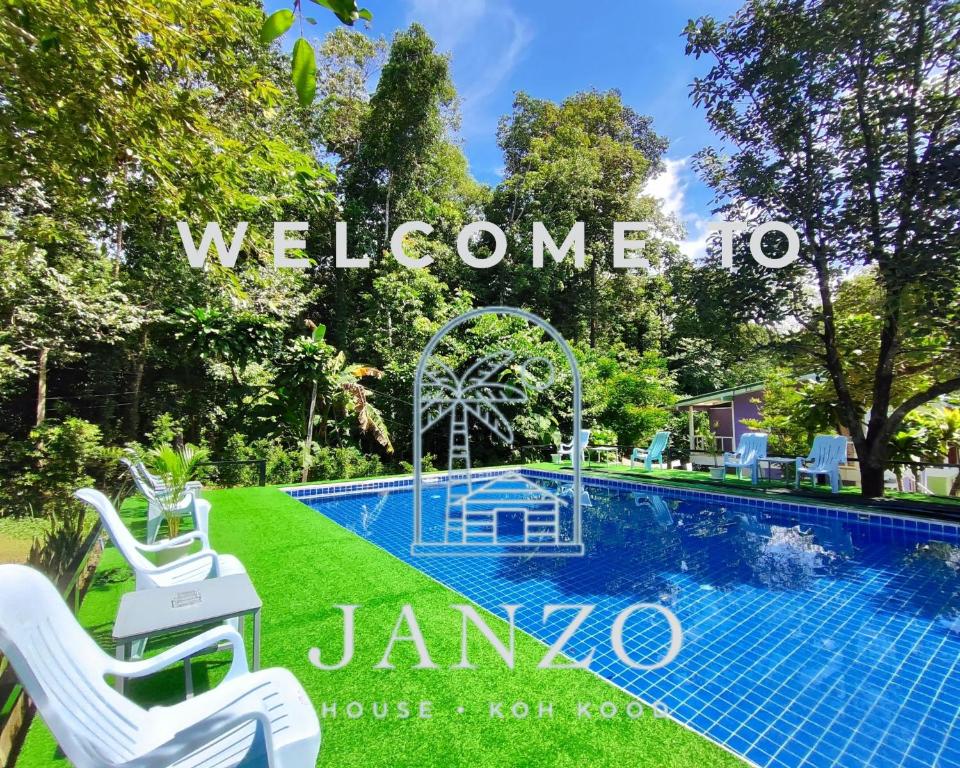 Bazén v ubytování Janzo House nebo v jeho okolí