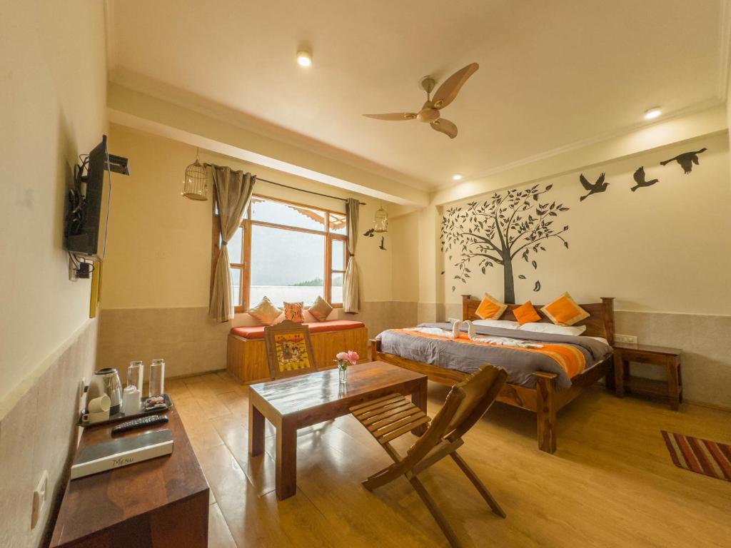 Televiisor ja/või meelelahutuskeskus majutusasutuses Sparsh Resort, A Boutique Stay - Just 2kms uphill from Mall Road, near Old Manali