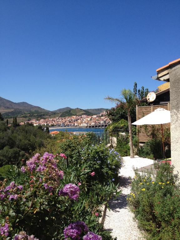 d'un jardin fleuri et d'une vue sur l'eau. dans l'établissement Villa Bougainvilliers, à Banyuls-sur-Mer