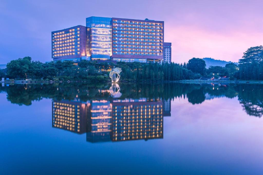 Výhled na řeku, která protéká v blízkosti hotelu
