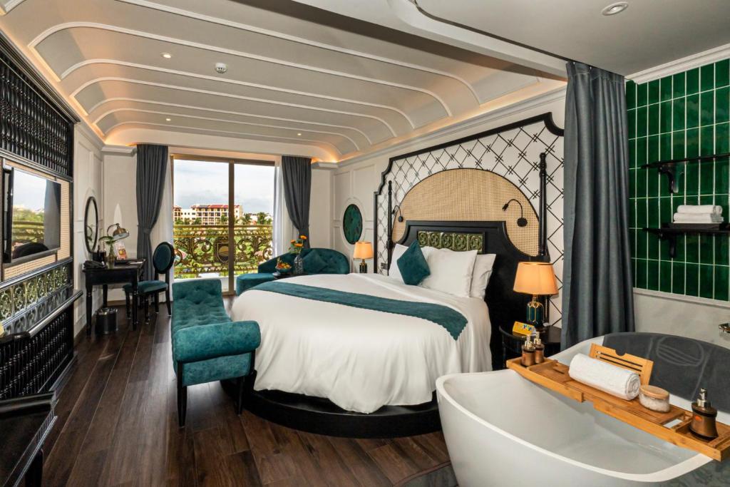 Giường trong phòng chung tại Grand Sunrise Palace Hoi An- A Luxury Indochine Hotel & Spa