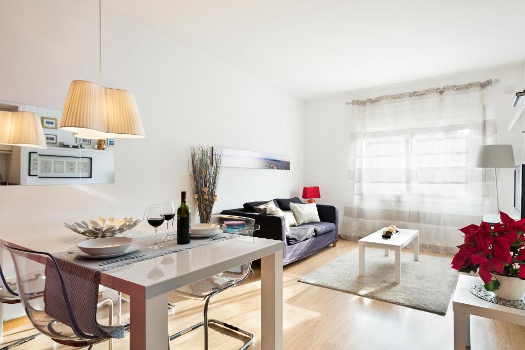 バルセロナにあるLuxury Apartment Barcelonaの白いリビングルーム(テーブル、ソファ付)