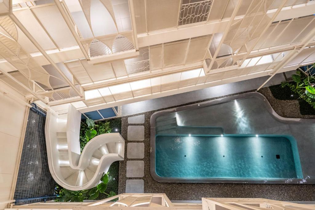 Bazén v ubytování YANH Ratchawat Hotel nebo v jeho okolí