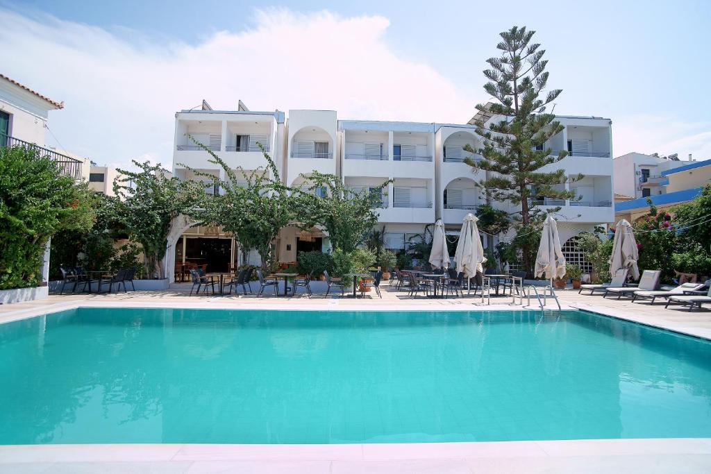 Bazén v ubytování Kyparissia Beach Hotel nebo v jeho okolí
