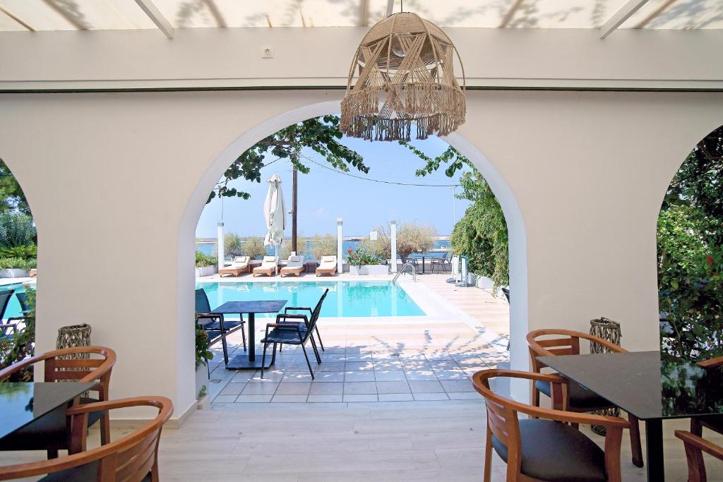 Bazén v ubytování Kyparissia Beach Hotel nebo v jeho okolí