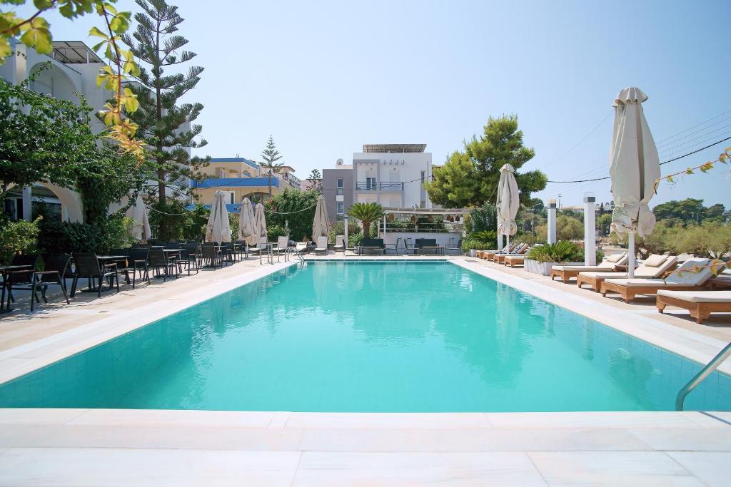 Bazén v ubytování Kyparissia Beach Hotel nebo v jeho okolí