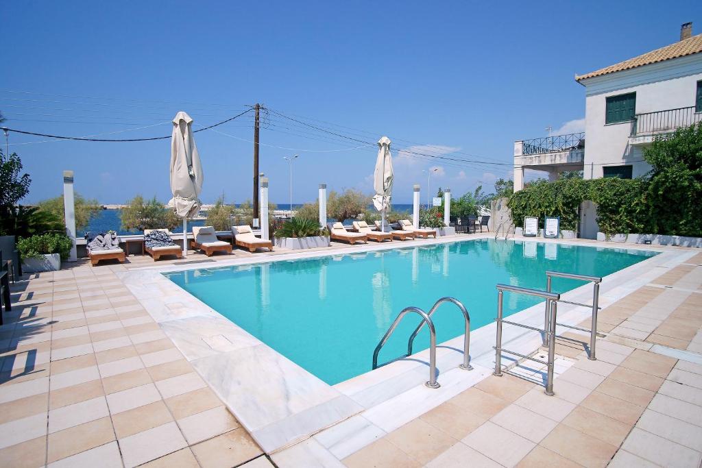Bazén v ubytování Kyparissia Beach Hotel nebo v jeho okolí