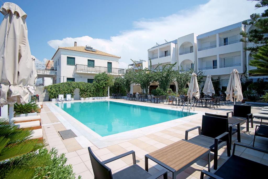 Bazén v ubytování Kyparissia Beach Hotel nebo v jeho okolí