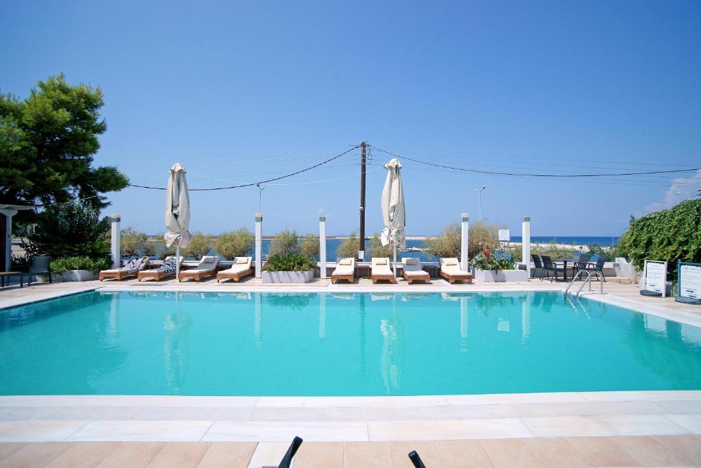 Bazén v ubytování Kyparissia Beach Hotel nebo v jeho okolí