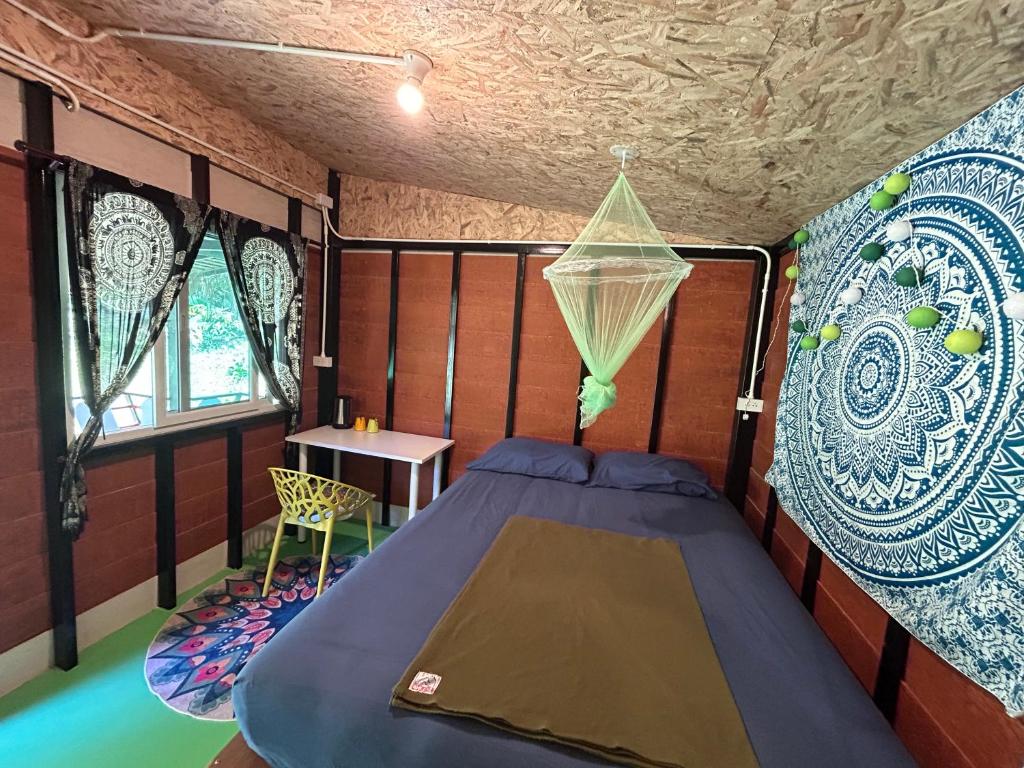 Postel nebo postele na pokoji v ubytování Hippy Hut Koh Chang