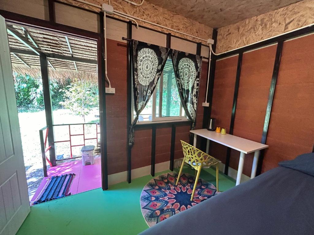 Postel nebo postele na pokoji v ubytování Hippy Hut Koh Chang