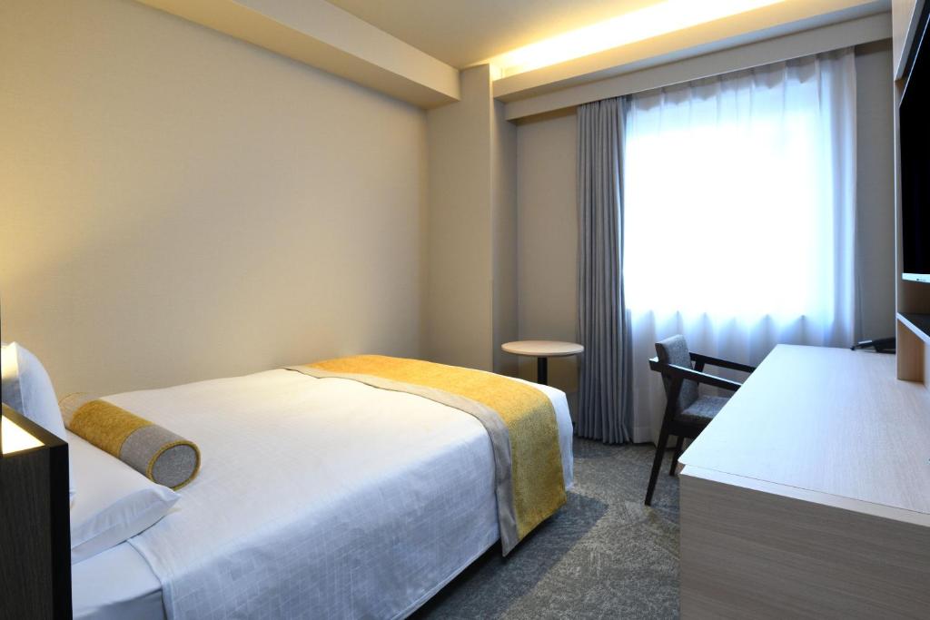 a hotel room with a bed and a window at HOTEL MYSTAYS Ochanomizu Conference Center in Tokyo