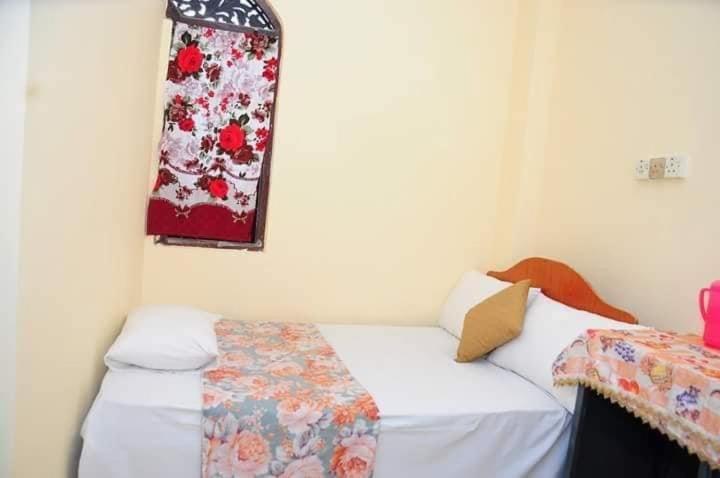 Postel nebo postele na pokoji v ubytování Manimalar Hotel