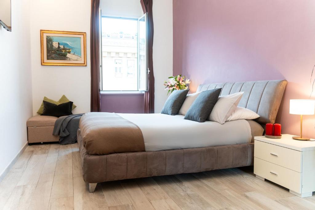 Un dormitorio con una cama grande y una ventana. en C&Y Apartments - Roma Vaticano St Peter - Luxe Penthouse Flat, en Roma