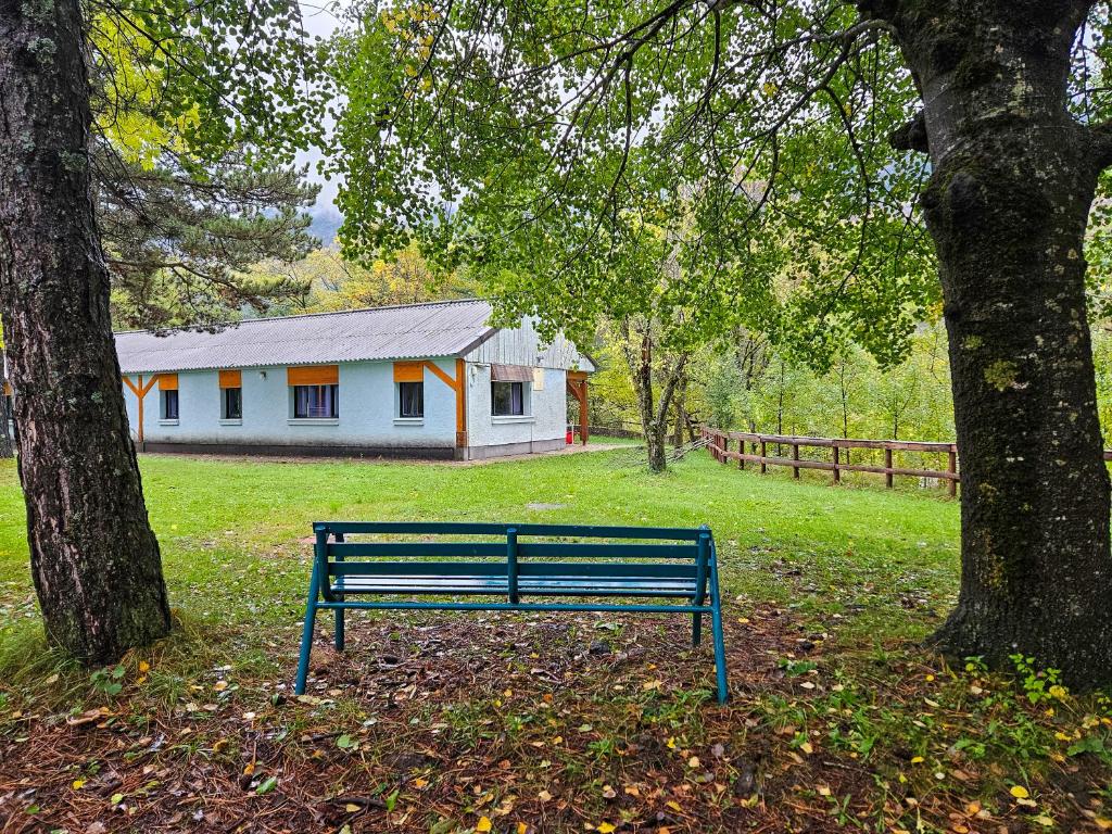 a park bench sitting in front of a house at Complejo Bubal Formigal 3000 in Búbal