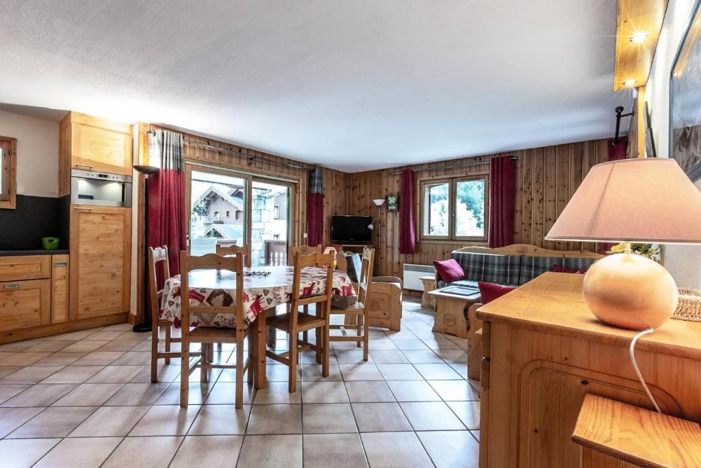 une cuisine et un salon avec une table et des chaises dans l'établissement Résidence Alpages D - ALPAGES D002 MAE-6331, à Les Allues