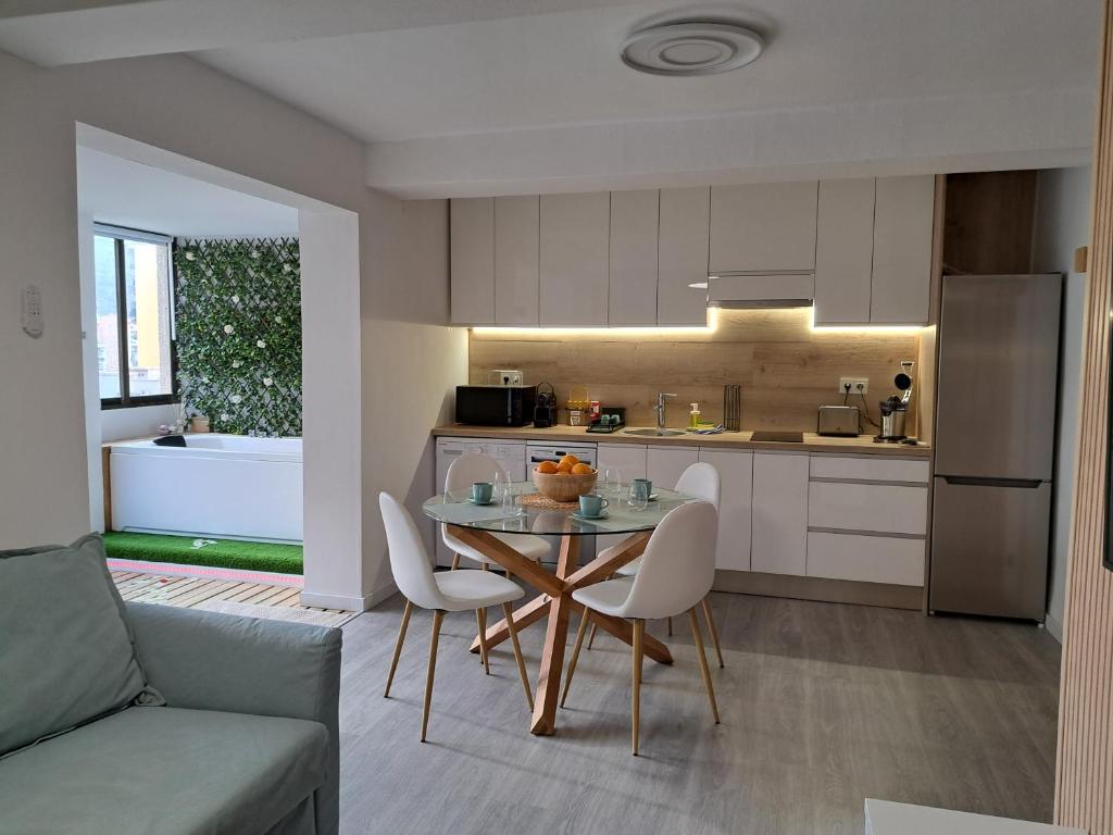 オロペサ・デル・マールにあるFaroの部屋にテーブルと椅子のあるキッチン