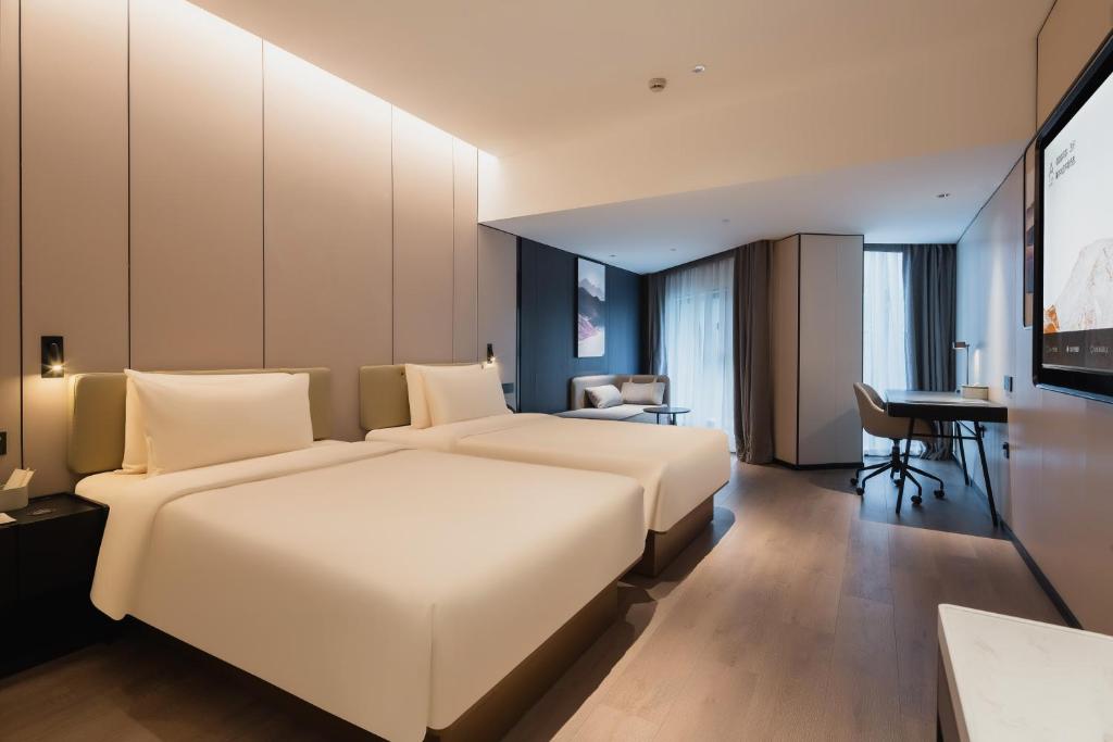 Postel nebo postele na pokoji v ubytování Atour Hotel Qingdao May 4th Square Municipal Government