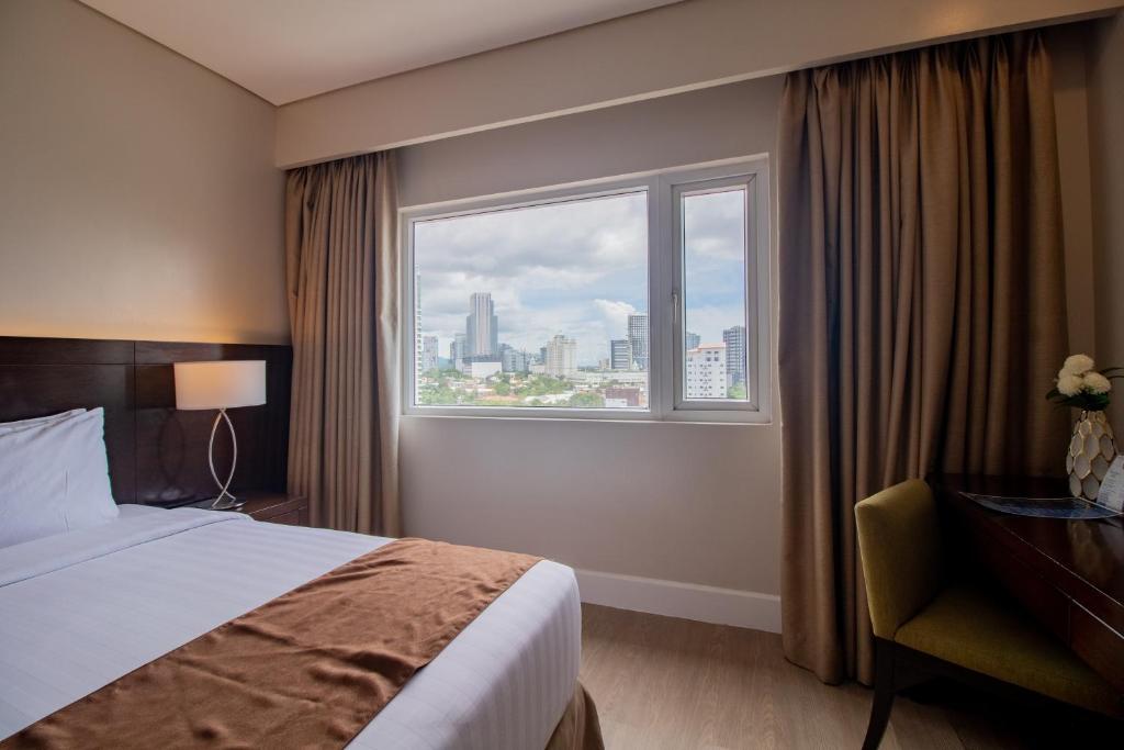 Postel nebo postele na pokoji v ubytování Harolds Hotel Cebu