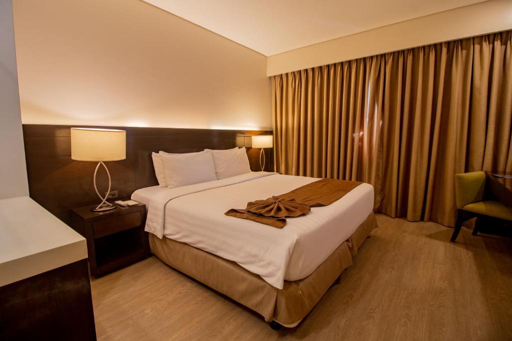 Postel nebo postele na pokoji v ubytování Harolds Hotel Cebu