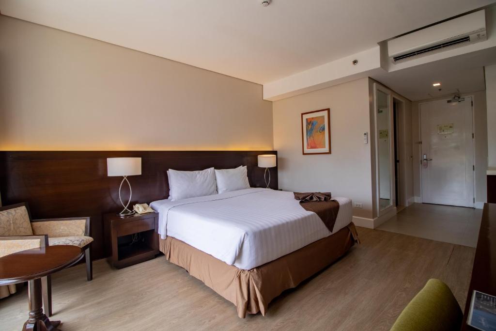 Postel nebo postele na pokoji v ubytování Harolds Hotel Cebu